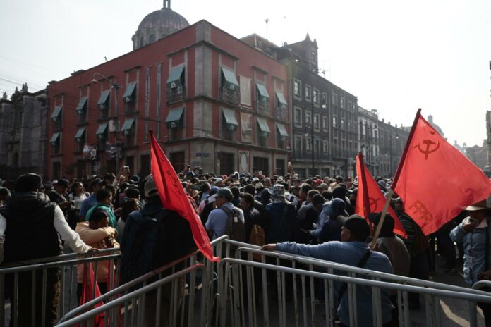 Maestros bloquean acceso a Palacio Nacional antes de conferencia de presidenta de México