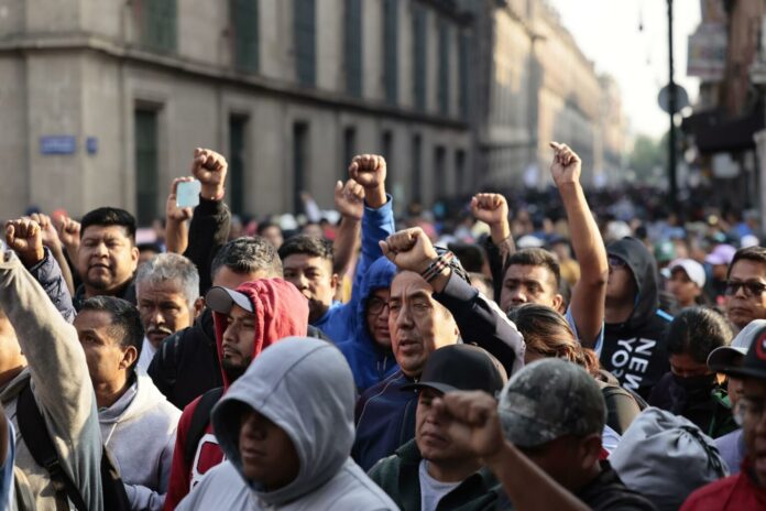 Maestros bloquean acceso a Palacio Nacional antes de conferencia de presidenta de México