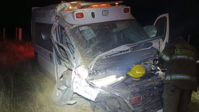 SE ESTRELLA AMBULANCIA EN EL TRAMO CARRETERO GUAYMAS - HERMOSILLO (1)