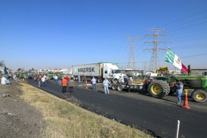 Productores y agricultores mexicanos bloquean carreteras para pedir precio justo del maíz