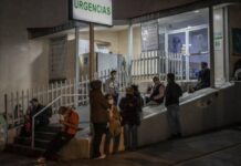 “No te vayas, mamá…” Niño espera afuera del hospital sin saber que su madre ya no regresará