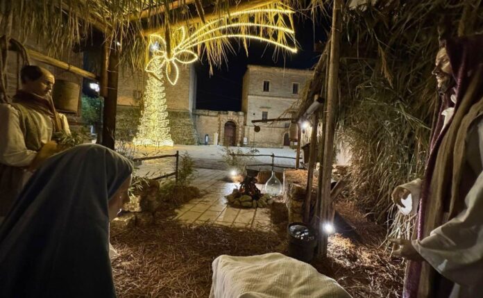 Prófugo intenta ocultarse en nacimiento de tamaño real; lo descubrió el alcalde