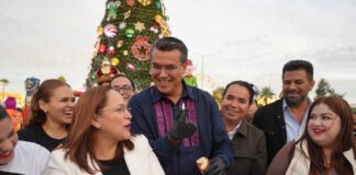 El diputado federal Ramón Flores asiste a la Fiesta de Reyes organizada para las familias de Guaymas