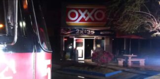 Investigan incendio de camiones, autos y tienda de conveniencia en SLRC