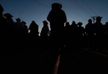 Agricultores bloquean la única carretera que une a Baja California con Sonora