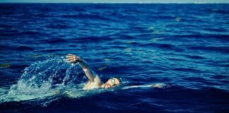 David Olvera impone récord en México al nadar 85 km en mar abierto