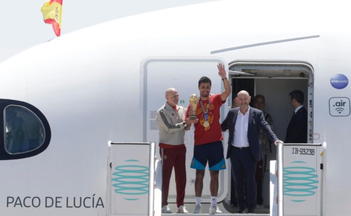 rodri-con-el-trofeo-del-mundial-2026-en-el-aterrizaje-de-la-seleccion-de-espana-en-madrid
