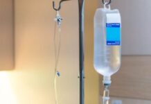 Denuncian presunta detención ilegal y fabricación de delitos a exempleado vinculado al caso de sueros vitaminados