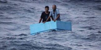Marina rescata a dos pescadores en aguas del Pacífico; pasaron cinco días en altamar sobre una hielera