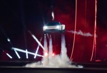 Tesla presenta un auto capaz de volar y acelerar de 0 a 100 km/h en menos de un segundo